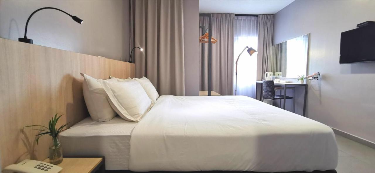 Country Inn Kulai Exterior foto